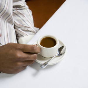 Mann trinkt Espresso